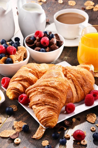 Ontbijt met koffie, SAP, croissants en fruit — Stockfoto