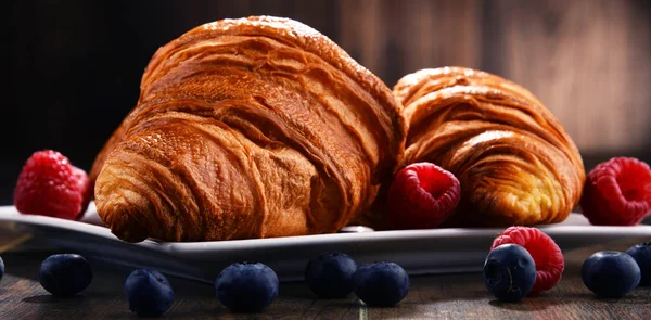 Composizione con croissant e frutta in tavola — Foto Stock