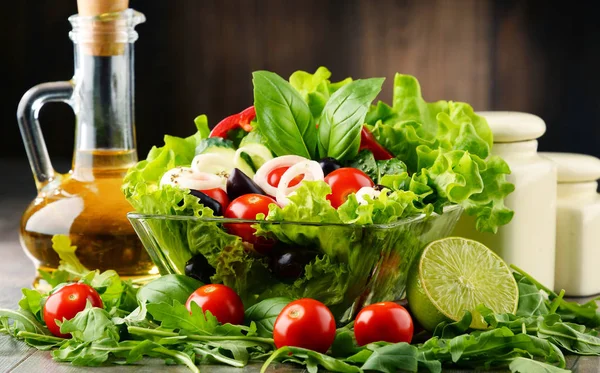 Composição com tigela de salada vegetal. Dieta equilibrada — Fotografia de Stock