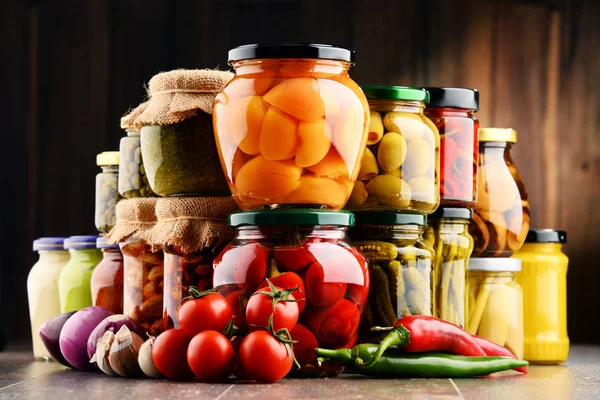 Frascos con variedad de verduras en vinagre. — Foto de Stock