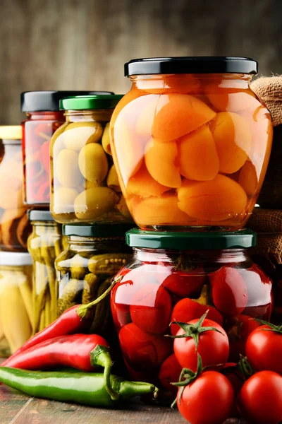 Potten met verschillende soorten gepekelde groenten. — Stockfoto