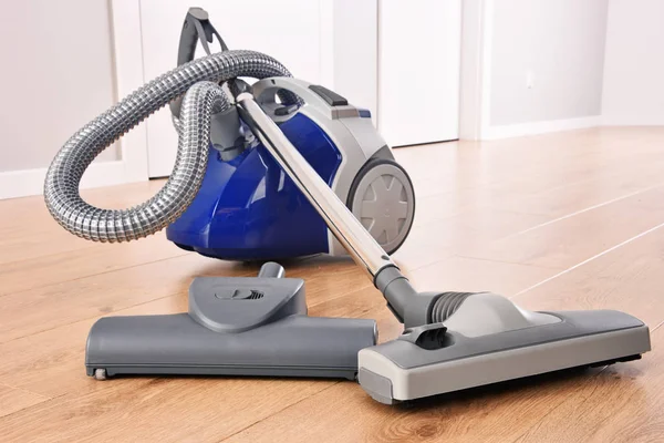Canister vacuum cleaner untuk penggunaan rumah di panel lantai — Stok Foto