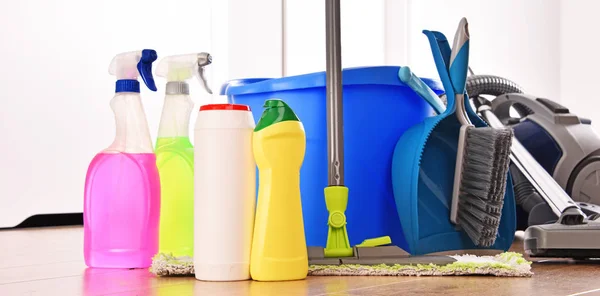 Variedade de garrafas de detergente e produtos químicos de limpeza — Fotografia de Stock