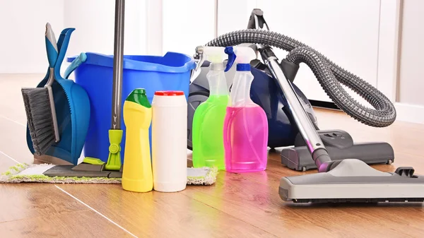Olika typer av tvättmedelsflaskor och kemiska rengöringsmedel — Stockfoto