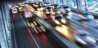Bangkok 'ta trafiğin yoğun olduğu saatlerde kontrollü erişim otoyolu