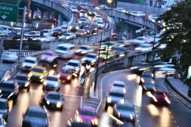Bangkok 'ta trafiğin yoğun olduğu saatlerde kontrollü erişim otoyolu
