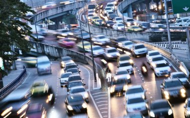 Bangkok 'ta trafiğin yoğun olduğu saatlerde kontrollü erişim otoyolu