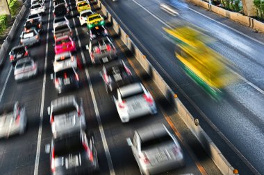 Bangkok 'ta trafiğin yoğun olduğu saatlerde kontrollü erişim otoyolu