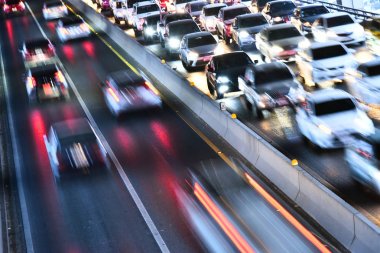 Bangkok 'ta trafiğin yoğun olduğu saatlerde kontrollü erişim otoyolu