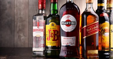 Çeşitli küresel içki markaları şişe