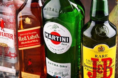 Çeşitli küresel içki markaları şişe