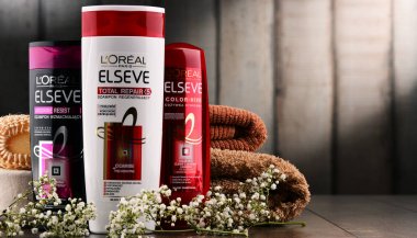 L'Oreal ürünlerin üç konteynerler ile kompozisyon