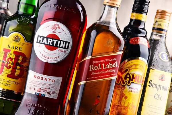 Bouteilles de diverses marques mondiales d'alcool — Photo