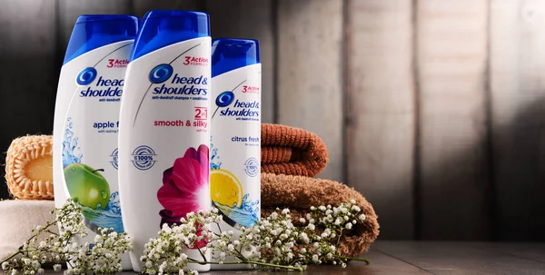 Containers of Head & Shoulders products — Stock Photo, Image