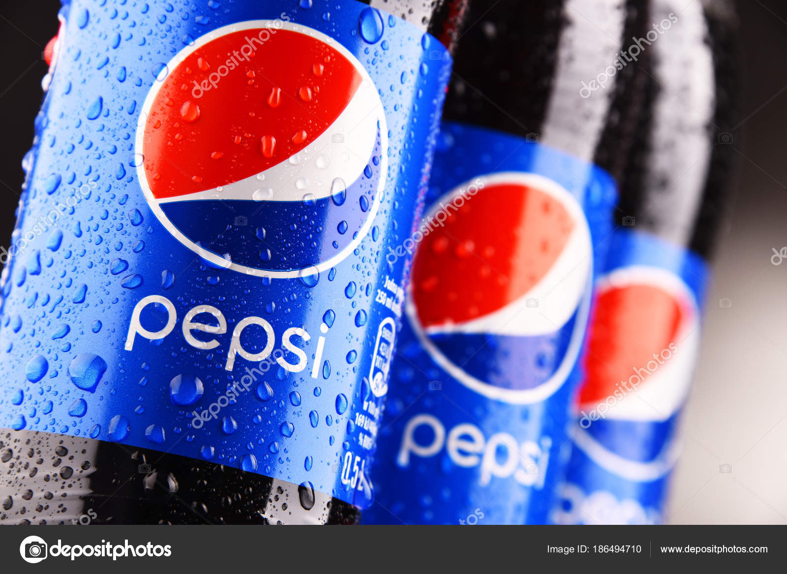 Bouteilles en plastique de boisson gazeuse Pepsi — Photo éditoriale