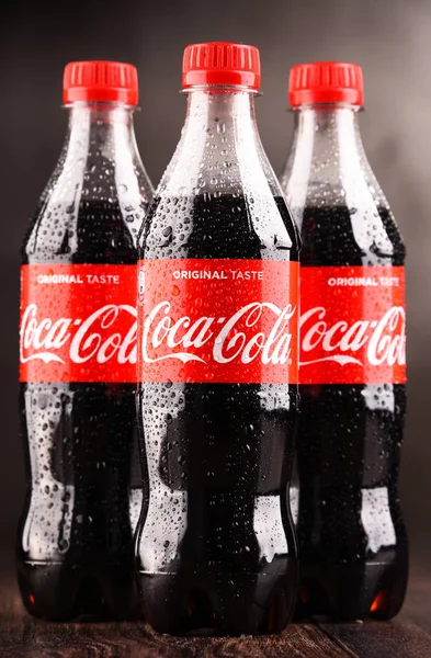 Flessen van koolzuurhoudende frisdrank Coca Cola — Stockfoto