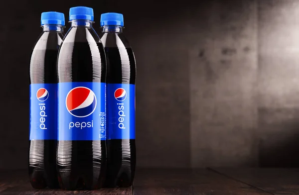 Пластиковые бутылки газированного безалкогольного напитка Pepsi — стоковое фото