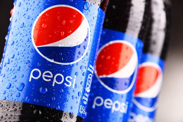 Пластиковые бутылки газированного безалкогольного напитка Pepsi — стоковое фото