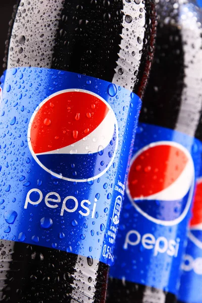 Пластикові пляшки газовані безалкогольних напоїв Pepsi — стокове фото