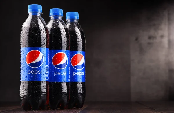 Plastikflaschen mit kohlensäurehaltigem Softdrink Pepsi — Stockfoto