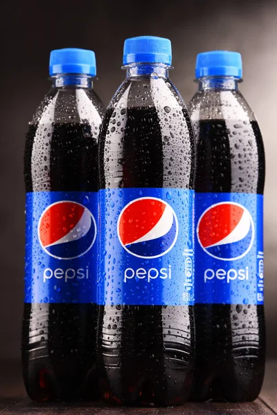 Butelki z tworzyw sztucznych gazowanych bezalkoholowych napojów Pepsi — Zdjęcie stockowe