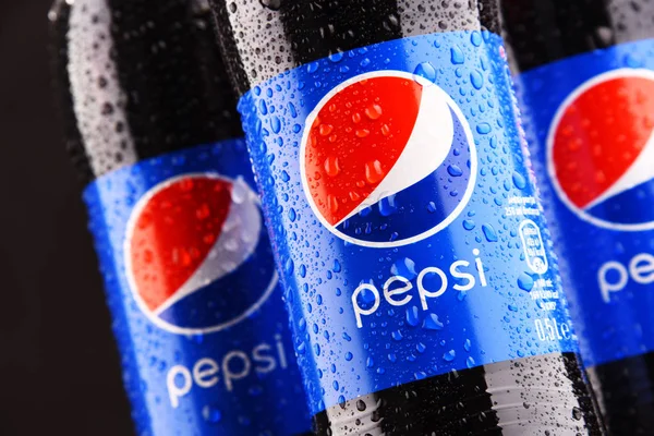 Пластиковые бутылки газированного безалкогольного напитка Pepsi — стоковое фото