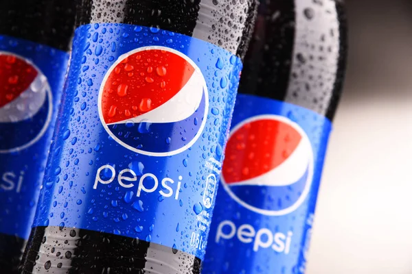 Пластиковые бутылки газированного безалкогольного напитка Pepsi — стоковое фото