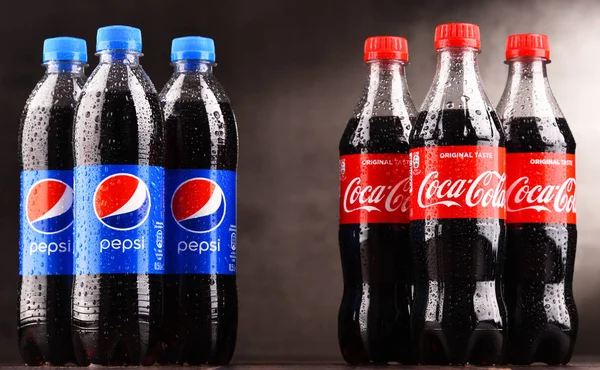 Flessen van koolzuurhoudende soft drink Coca Cola en Pepsi — Stockfoto