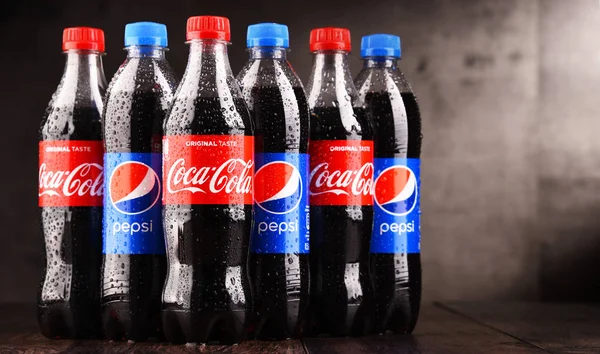 Бутылки газированного безалкогольного напитка Coca Cola и Pepsi — стоковое фото