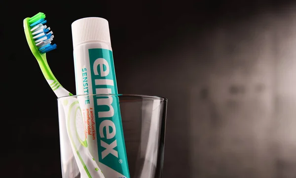 Composizione con dentifricio e spazzolino Elmex — Foto Stock