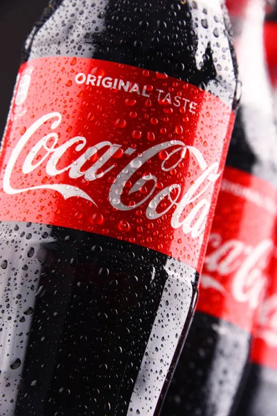Flessen van koolzuurhoudende frisdrank Coca Cola — Stockfoto