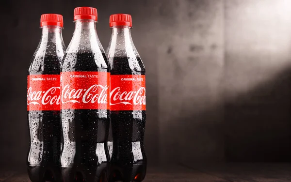 Flessen van koolzuurhoudende frisdrank Coca Cola — Stockfoto