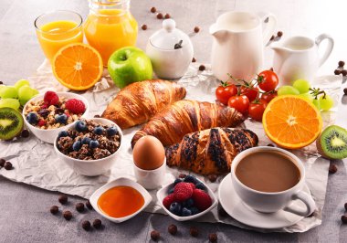 Kahve, meyve suyu, kruvasan ve meyve ile Kahvaltı