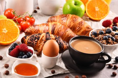 Kahve, meyve suyu, kruvasan ve meyve ile Kahvaltı