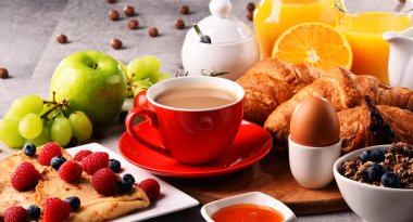 Kahve, meyve suyu, kruvasan ve meyve ile Kahvaltı