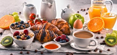 Kahve, meyve suyu, kruvasan ve meyve ile Kahvaltı