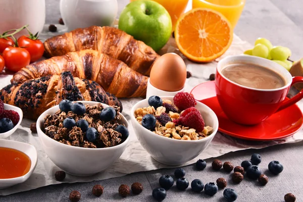 Frokost servert med kaffe, juice, croissanter og frukt – stockfoto