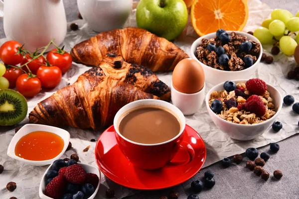 A reggeli kávé, gyümölcslé, croissant és gyümölcsök — Stock Fotó