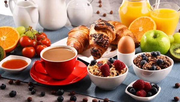 Frokost servert med kaffe, juice, croissanter og frukt – stockfoto