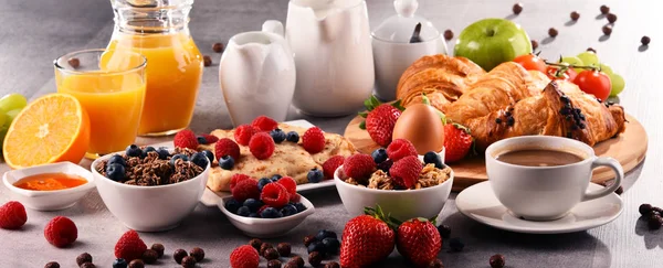 Kahve, meyve suyu, kruvasan ve meyve ile Kahvaltı — Stok fotoğraf