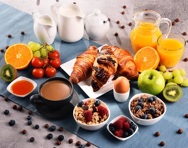 A reggeli kávé, gyümölcslé, croissant és gyümölcsök — Stock Fotó