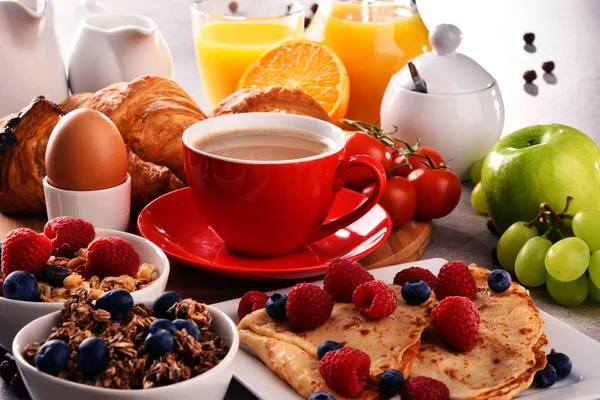 Colazione servita con caffè, succo di frutta, croissant e frutta — Foto Stock