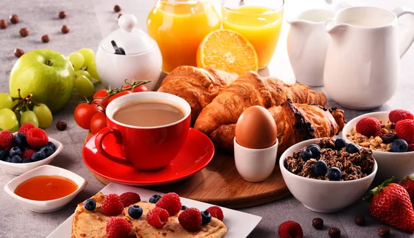 Πρωινό με καφέ, χυμούς, κρουασάν και φρούτα — Φωτογραφία Αρχείου