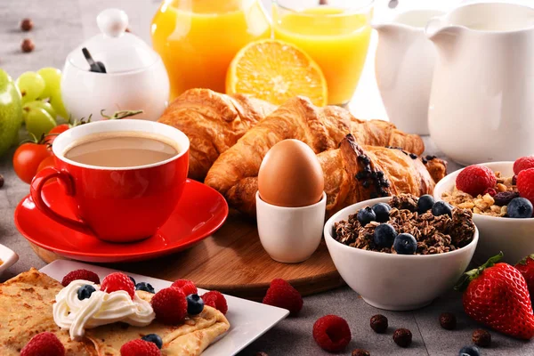 Sarapan disajikan dengan kopi, jus, croissant dan buah-buahan — Stok Foto