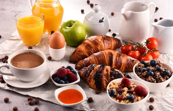 Ontbijt met koffie, SAP, croissants en fruit — Stockfoto