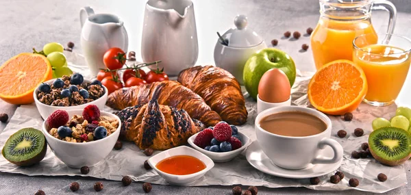 Mic dejun servit cu cafea, suc, croissante și fructe — Fotografie, imagine de stoc