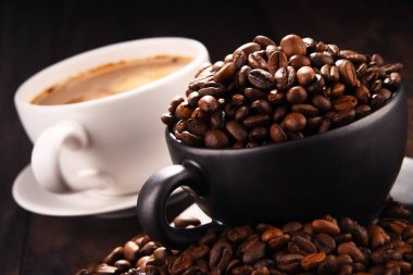 Kahve ve fasulye iki bardak ile kompozisyon