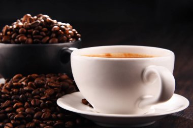 Kahve ve fasulye iki bardak ile kompozisyon