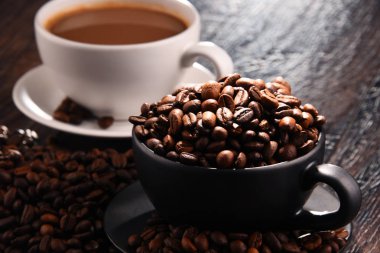 Kahve ve fasulye iki bardak ile kompozisyon