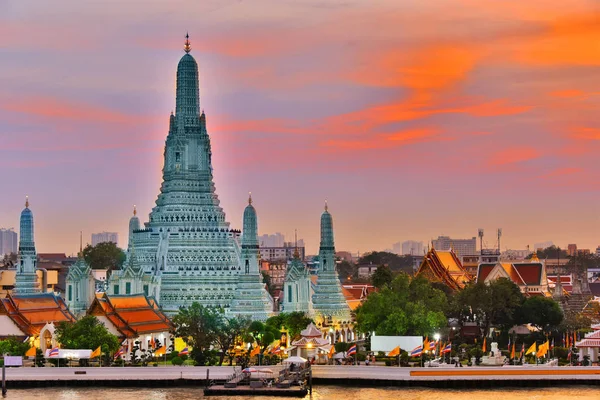Wat Arun Ratchawararam, ein buddhistischer Tempel in Bangkok, Thailand — Stockfoto